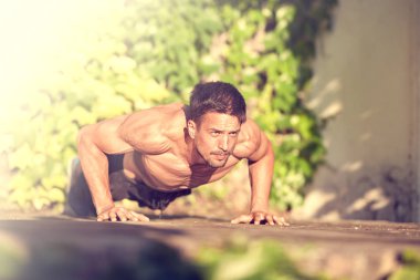 Güçlü bir şekilde yakışıklı güneşli büyüleyici irin-up egzersiz yaparak 