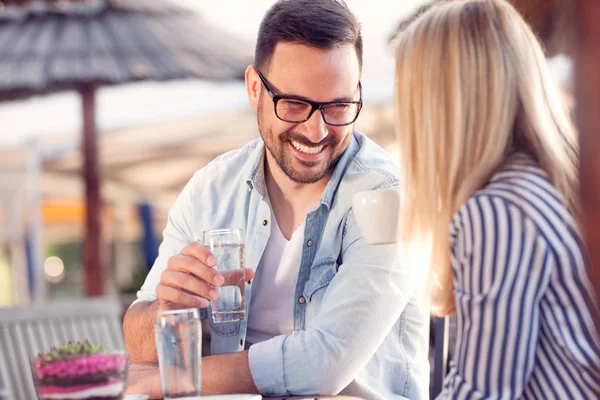 Schönes Romantisches Paar Sitzt Einem Café Mit Kaffee Und Genießt — Stockfoto