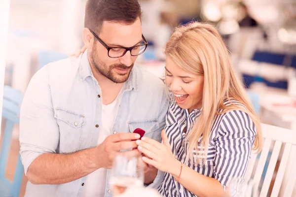 男人向女朋友求婚 惊讶的女孩看着戒指 周年纪念日 — 图库照片
