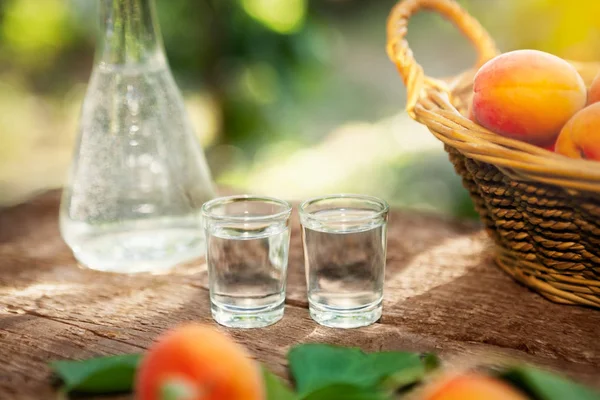 Alkohol Dryck Med Aprikoser Snapsglas Träbord — Stockfoto