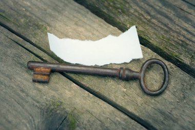Eski kapı anahtar ve kağıt üzerinde eski beyaz yırtık parçası