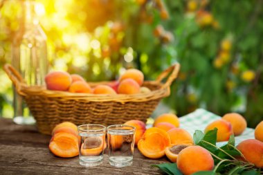 ' Taze kayısı ile kadeh tabloda meyveli brendi