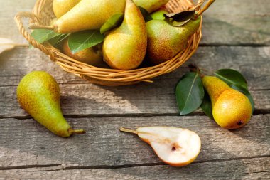 Üzerinde tablo ve hasır sepet armut ile dolu tatlı armut