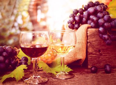 Kırmızı ve beyaz şarap şarap gözlük ahşap tablo