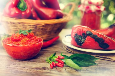Ajvar biber ve kırmızı biber plaka üzerinde