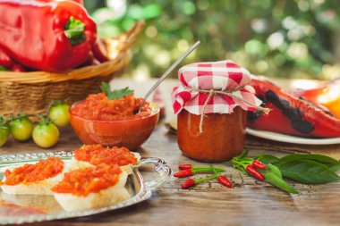 Ev yapımı lezzetli Ajvar ekmek yaymak