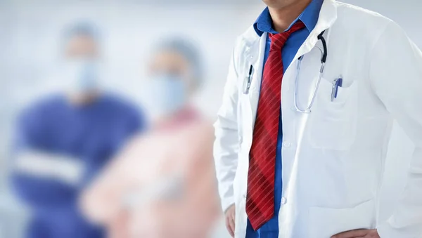 Médico Masculino Con Equipo Fondo —  Fotos de Stock