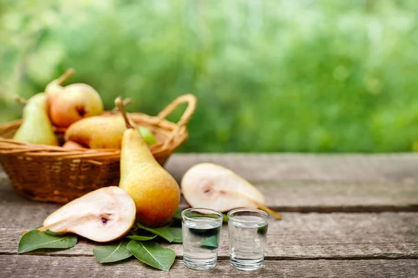 Peras Deliciosas Aguardente Frutas Com Álcool Com Peras Mesa — Fotografia de Stock