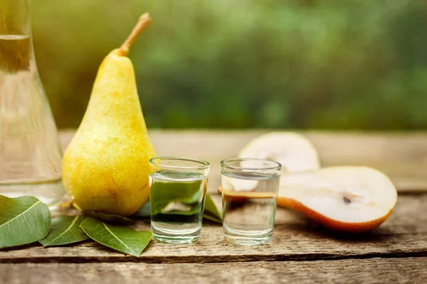 Copa Chupito Con Brandy Frutas Albaricoques Sobre Mesa — Foto de Stock