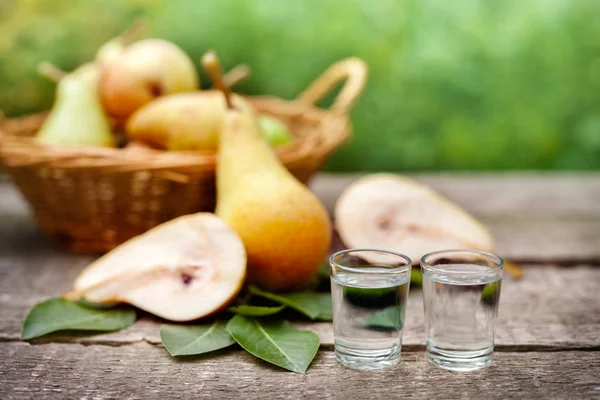 Birnenfruchtschnaps Alkoholgetränk Schnapsglas Mit Reifen Birnen Auf Holztisch — Stockfoto