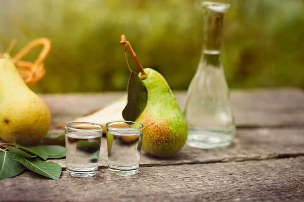 Obstbrand Schnapsglas Mit Rohen Birnen Auf Dem Tisch — Stockfoto