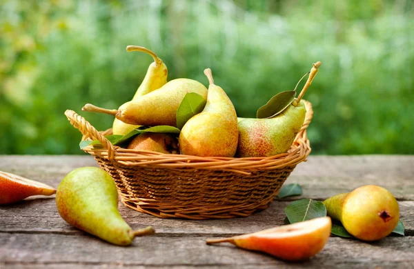 Frische Birnen Weidenkorb Auf Holztisch — Stockfoto