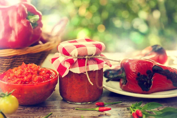 Ajvar Glasschüssel Und Glas Mit Gerösteten Paprika Auf Teller — Stockfoto