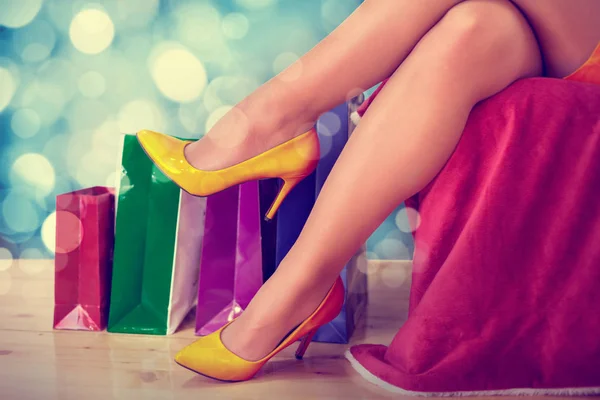 Atrakcyjna Kobieta Nogi Różnych Torby Zakupy Tle Boże Narodzenie Czas — Zdjęcie stockowe