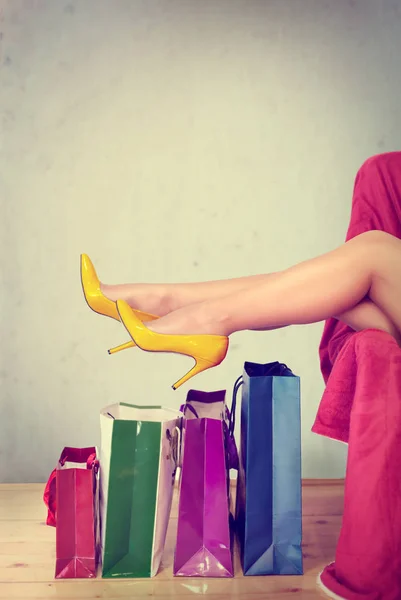 有吸引力的女人腿在高跟鞋与购物袋波纹管 疲惫的腿购买时的折扣 — 图库照片