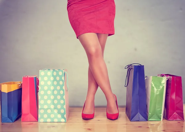 在女人腿附近的购物袋特写镜头 完美的购物狂腿高跟鞋 假期和休闲概念 — 图库照片