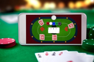 Kart ve çip kart poker masasında oynarken Smartphone ekranında, poket tablo ile. Online casino.