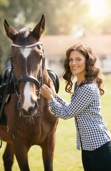 Young Woman Prepares Her Horse Riding Love Animal — Stock Photo, Image