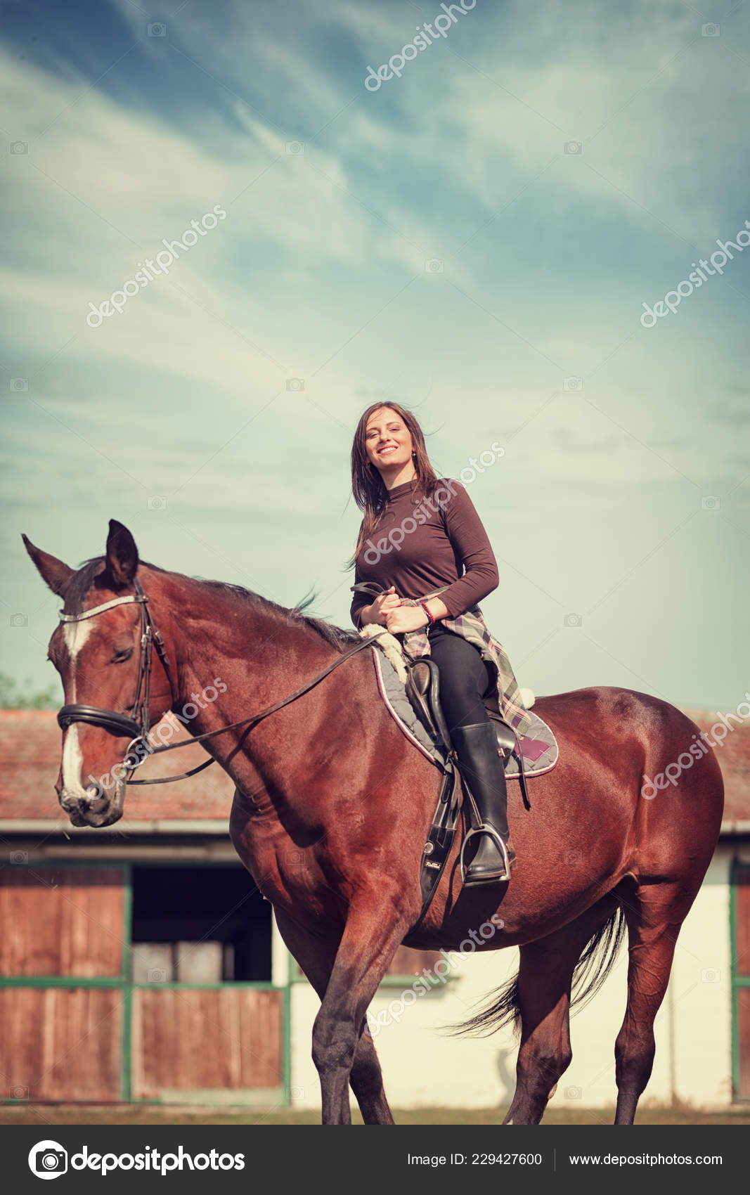 Femme Cavali re Heureuse Ranch Avec Son Cheval image libre de