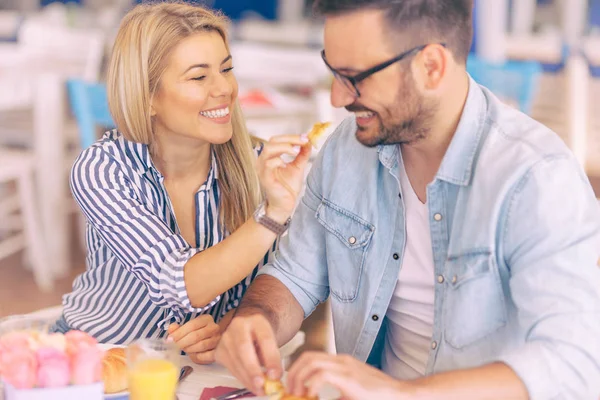 Glad Positiv Kvinna Som Håller Croissant Medan Utfodring Maken Prova — Stockfoto