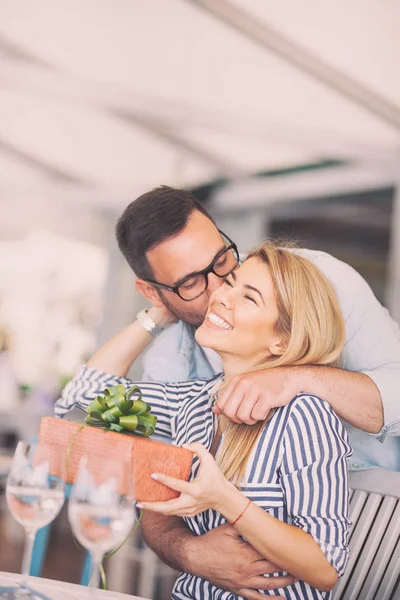 Romantiska Mannen Ger Överraskning Hans Fru — Stockfoto