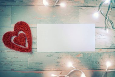 Üstten görünüm kalp ile Sevgililer günü için boş kağıt üzerinde. Sevgililer günü kavramı.