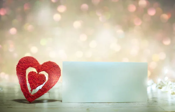 Rotes Korbherz Und Papier Auf Bokeh Hintergrund Valentinstag Holida — Stockfoto
