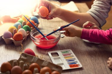 Paskalya oynarken, anne ve kızı yapar Paskalya yaratıcılık