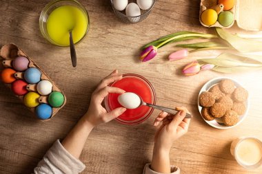 Paskalya yumurtaları, el yapımı Paskalya yumurta hazırlama kadın