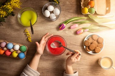 Paskalya yumurtaları evde dekorasyon el yakın çekim 