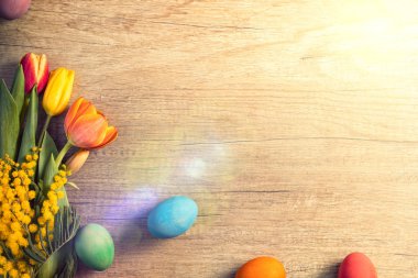 Bahar tebrik kartı. Paskalya yumurta yuvada. Bahar çiçekler.