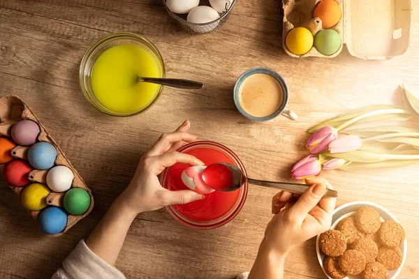 Mano Mujer Preparando Pascua Pintando Huevos Pascua Casa — Foto de Stock
