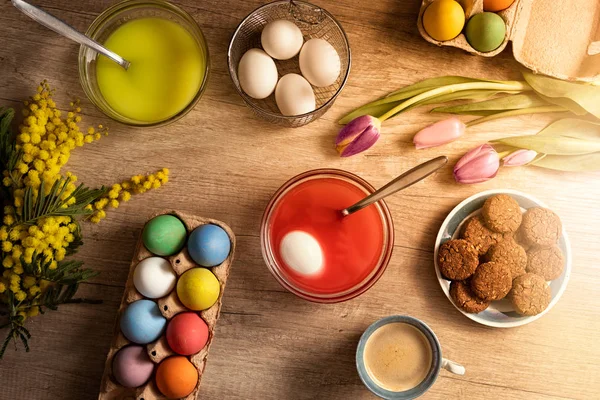 Mesa Con Huevos Colores Pintura Para Colorear Casa Pascua Viene — Foto de Stock