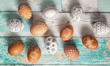 Ahşap arka plan closeup Paskalya yumurta. Geniş üstten görünüm balmumu-resist boyama tekniği, Doğu Avrupa ülkeleri için geleneksel Paskalya yumurtaları süslenmiş