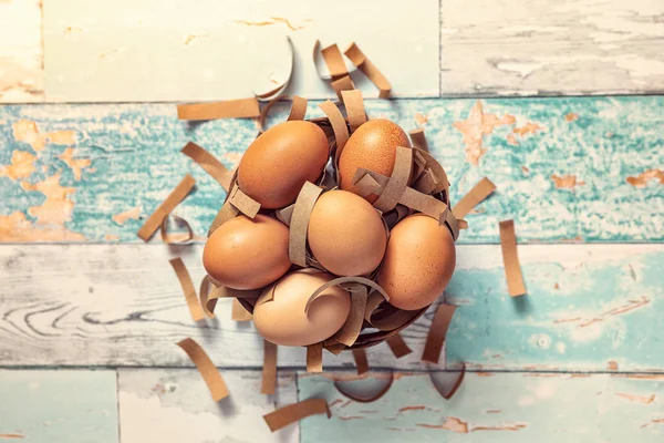Κάτοψη Του Ρουστίκ Φωλιά Κοτόπουλο Αυγά Ρουστίκ Ξύλινα Πίνακα Σύνθεση — Φωτογραφία Αρχείου