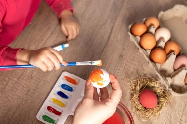 Çocuk boya yumurta süre tutan anne