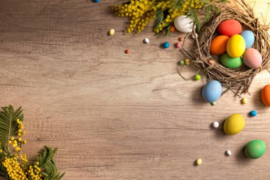 Çok renkli Paskalya el yapımı süsleri. 