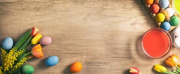 Пасхальні яйця з гілочками на дерев'яному столі — стокове фото