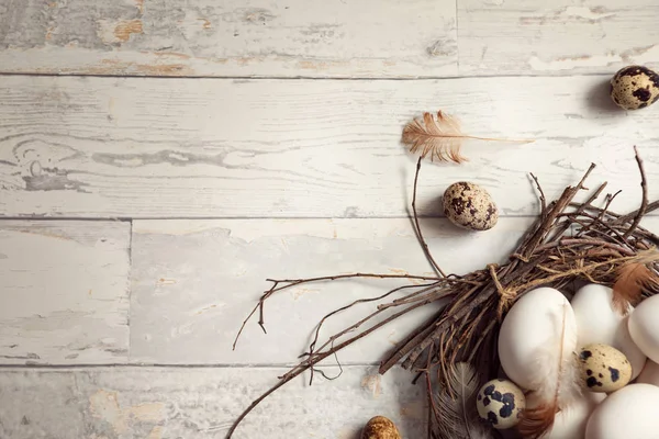 Крупним планом гніздо зі свіжими яйцями — стокове фото