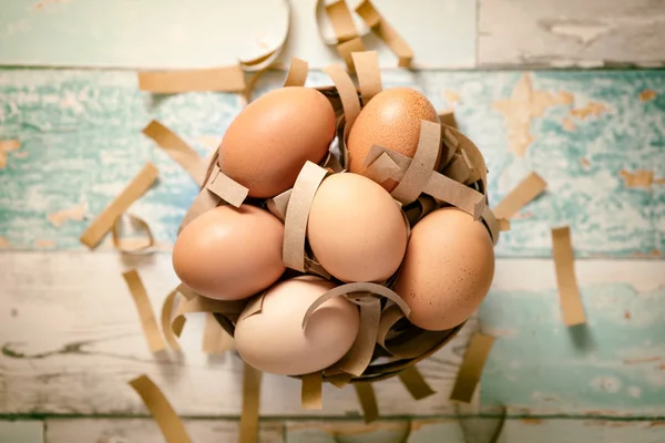 Cesto con uova fresche — Foto Stock