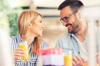 Kahvaltı sırasında güzel bir an