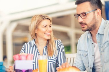 Gülümseyen aşk çift kahvaltı sırasında konuşmak güzel 