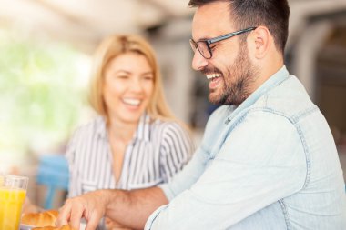 Kahvaltı gülümseyen mutlu çift