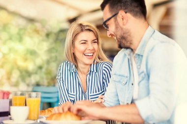 Kahvaltı sırasında gülüyor, sağlıklı yaşam