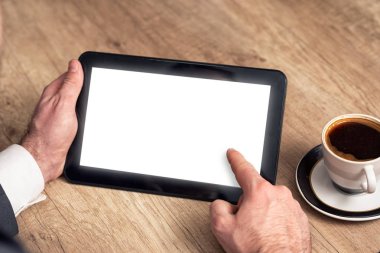 Toplantıda dijital tablet işaret işadamı yakın yukarı