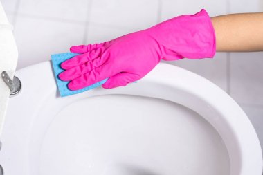 Kırpılmış el mavi bez ile bir tuvalet temizleme