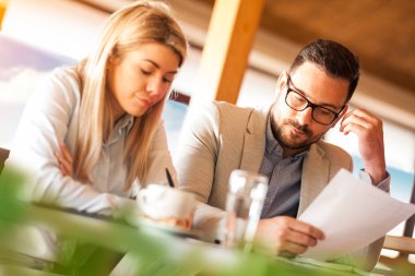 Kafe terasında birlikte çalışan iş adamları