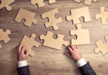 İşadamı el bağlantı parçalı bulmaca