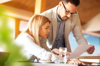 Gençlerin yaratıcı grup kafede toplantı beyin fırtınası