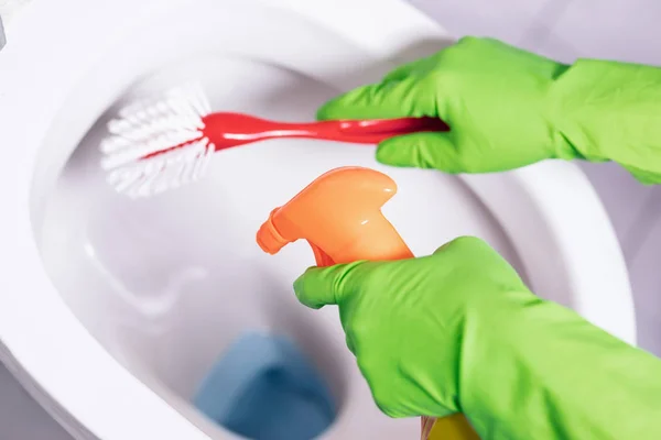 Przycięte zdjęcie osoby sprzątanie miski WC — Zdjęcie stockowe